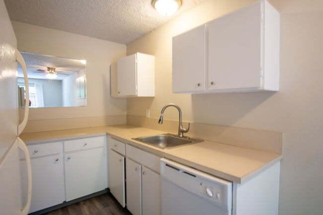 Building Photo - 1-Bdr on Pill Hill: Private Patio & Close ...