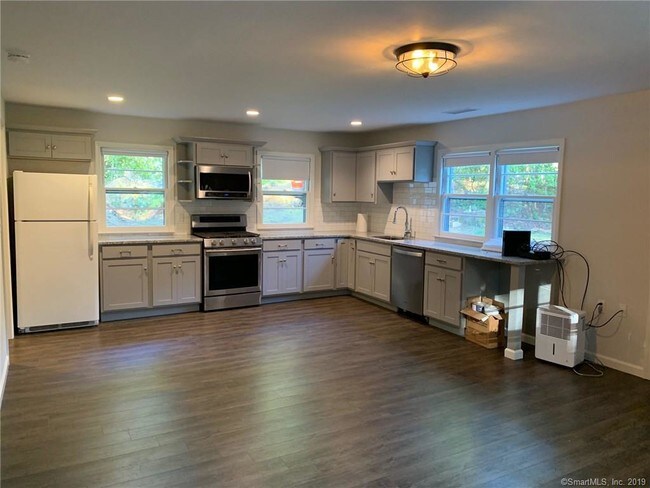 Foto del edificio - 114 Ned's Mountain Rd