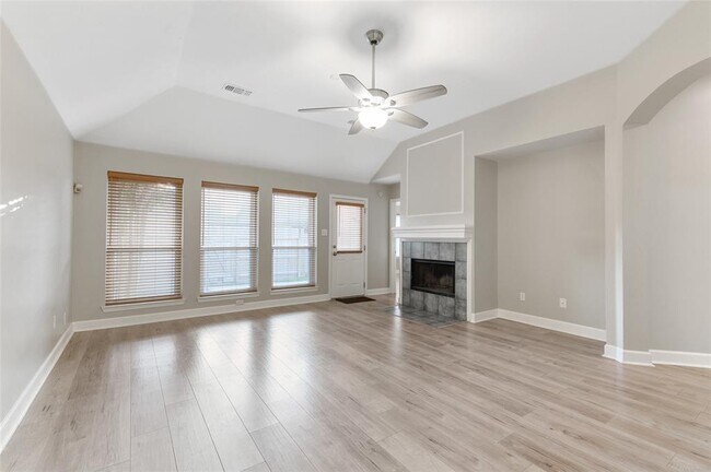 Foto del edificio - 10335 Emerald Oaks Dr