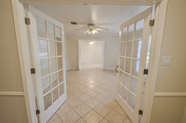 Building Photo - 25602 Oakhurst Dr