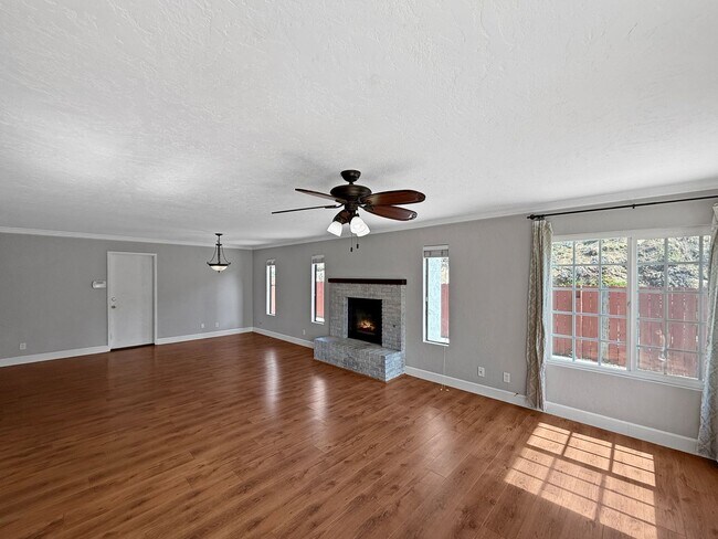 Foto del edificio - Stunning 4B/2.5Ba House w/ Two Fireplaces,...