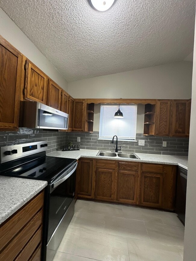 Foto del edificio - Remodeled 3 Bedroom 2 Bathroom with a 2 car Garage Home For Rent!