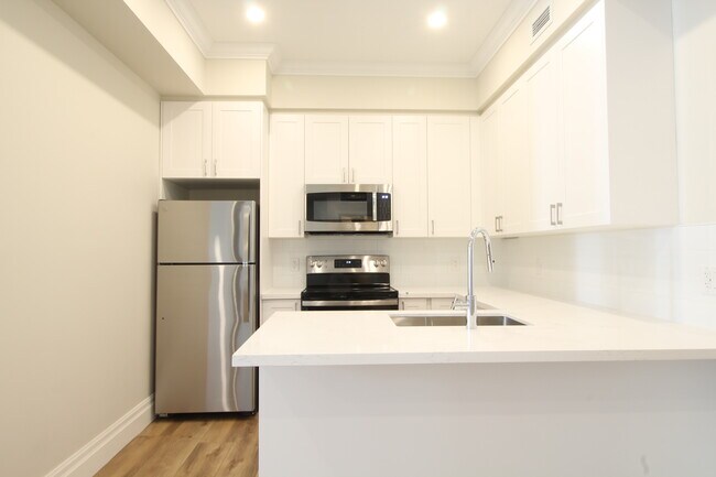 Photo du bâtiment - 100 Charlton Ave W