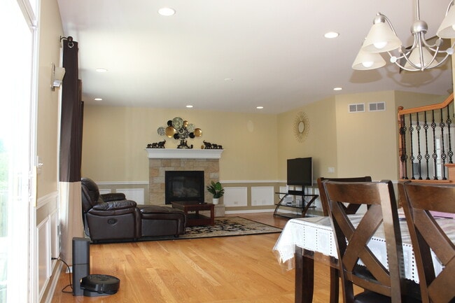 Building Photo - 3086 Hopewell Dr