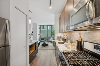 Building Photo - 938 W Lake St