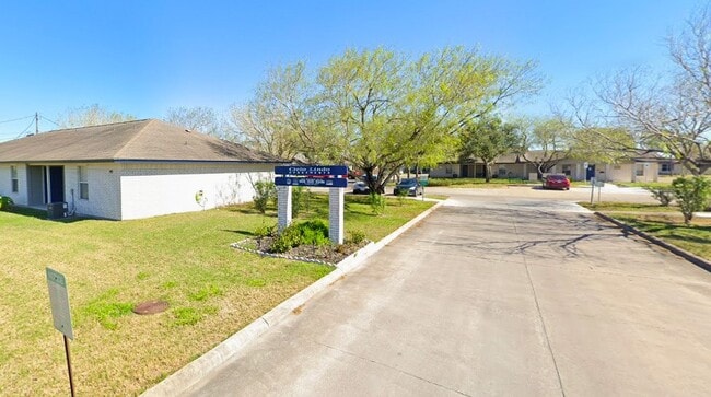 Building Photo - 402 Hinojosa Dr