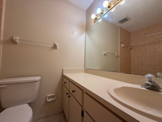 Foto del edificio - Spacious 2 bedroom, 2 bathroom home