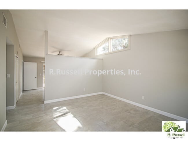 Building Photo - Fully Renovated 2 bedroom duplex. Freshly ...