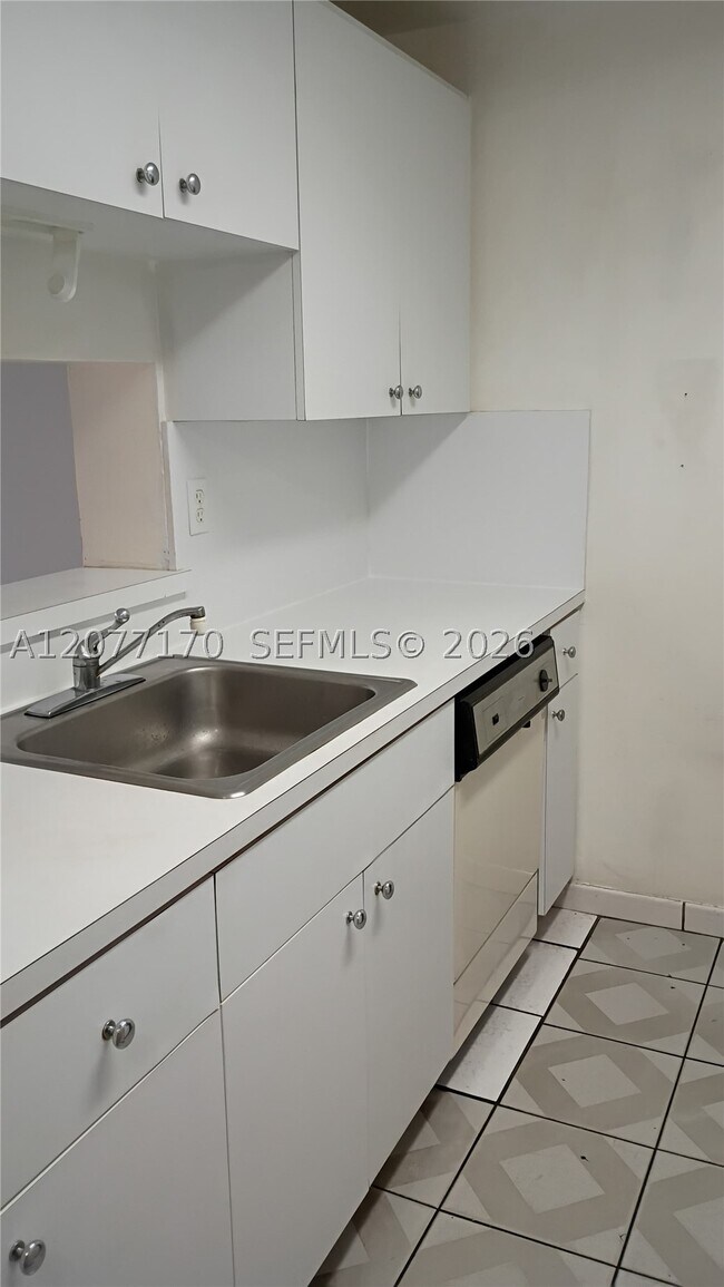 Foto del edificio - 9455 W Flagler St