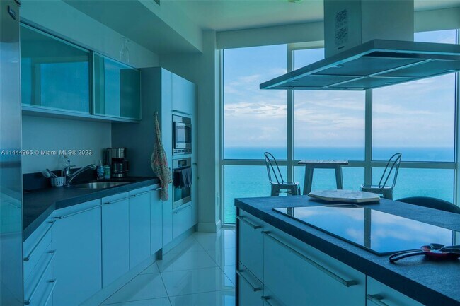 Foto del edificio - 18201 Collins Ave