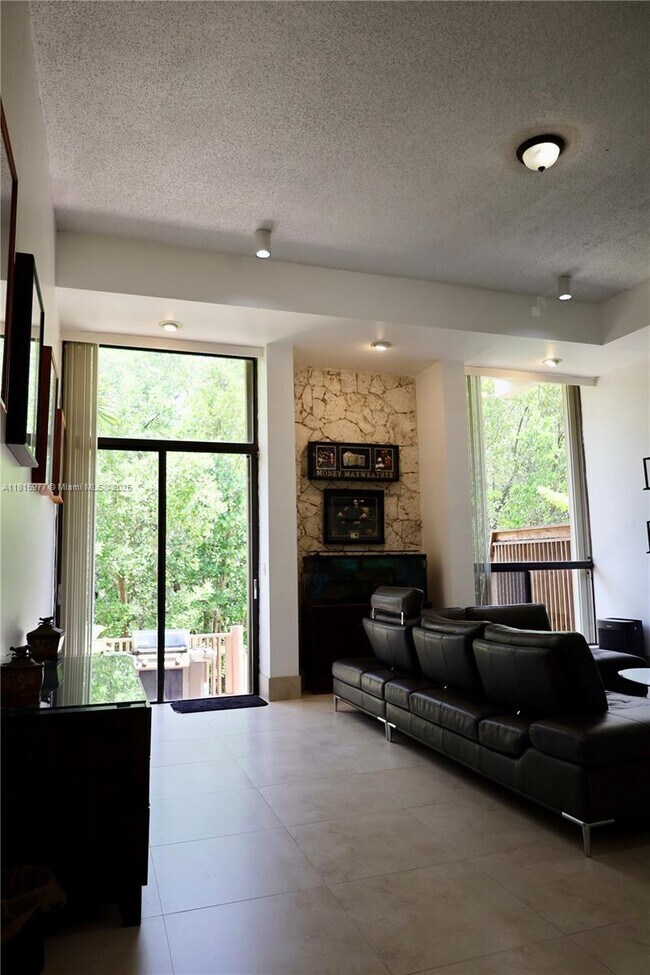 Foto del edificio - 2525 NE 135th St