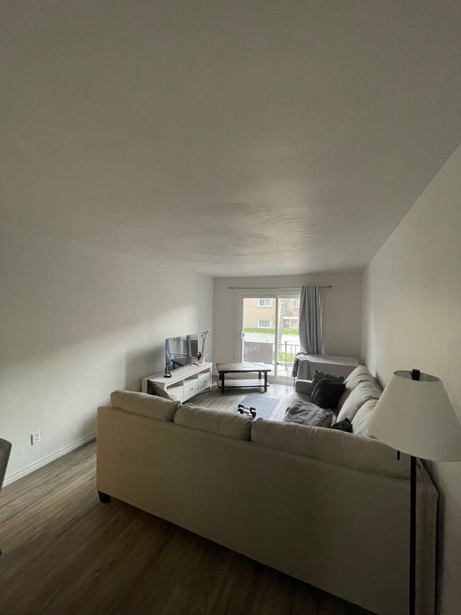 Building Photo - 29 Cassino Av