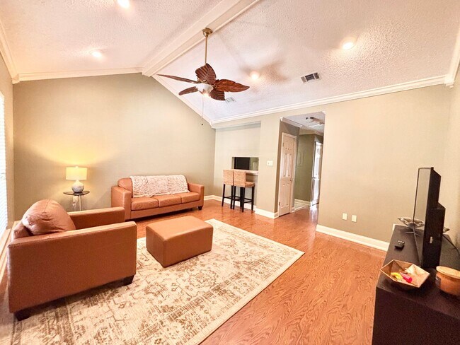 Foto del edificio - Furnished Condo with Community Pool and Ac...