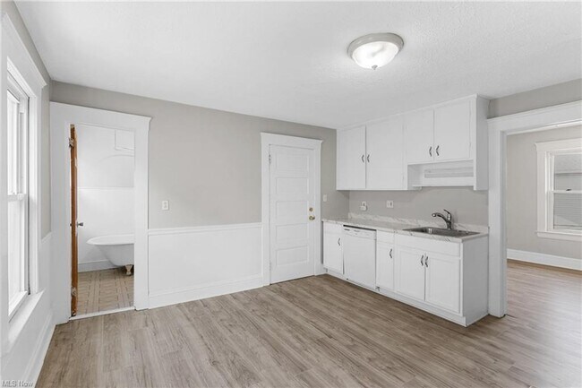 Foto del edificio - 2064 Halstead Ave