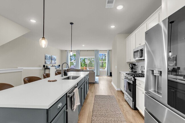 Foto del edificio - Beautiful 4-Bedroom, 3.5-Bathroom Townhome...