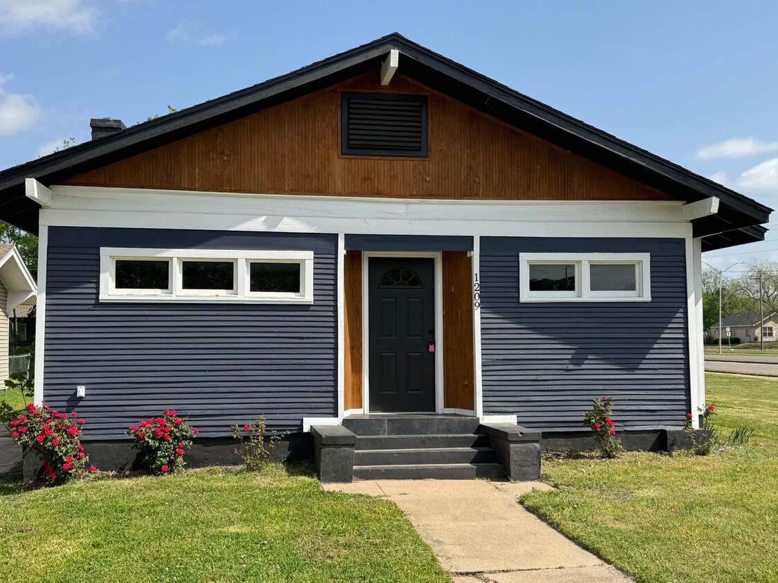 Foto principal - New 3 Bedroom 2 Bath on Stanley SW