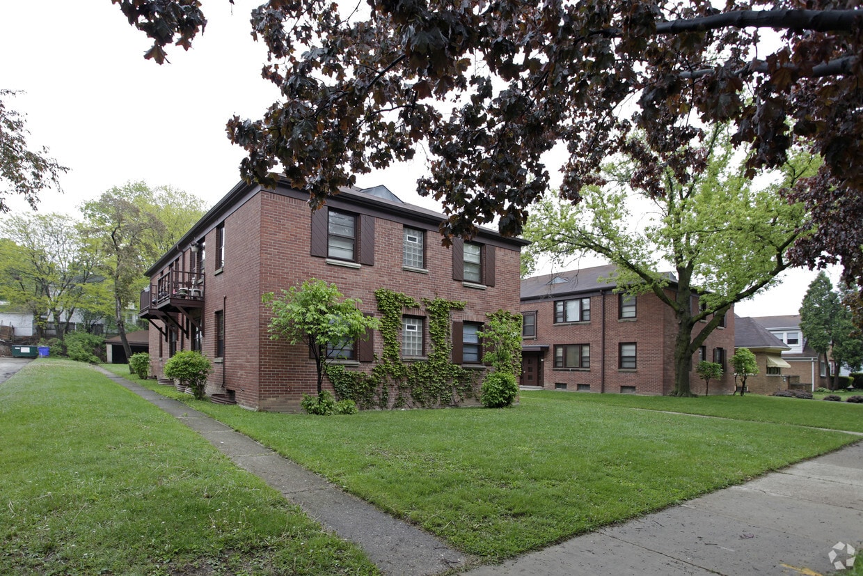 Building Photo - Bluemound Courtyard