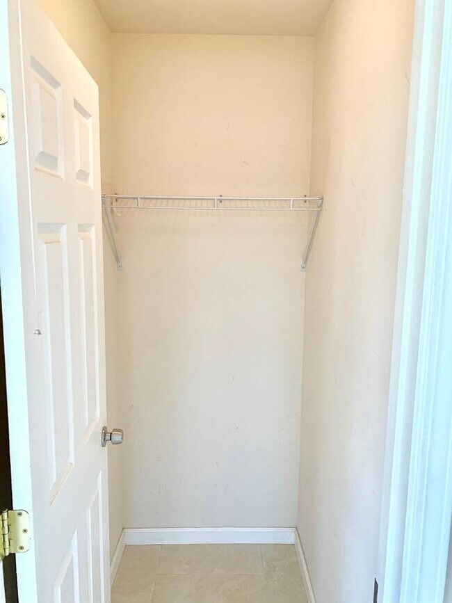 Building Photo - 3 bedroom, 2 bathroom, 1 parking in Salt L...