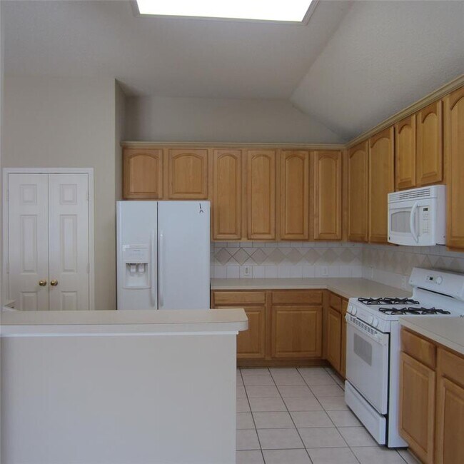 Building Photo - 6202 Kingwood Glen Dr