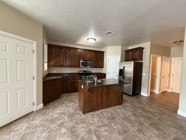 Building Photo - Townhome in Casitas at Hidden Valley with ...