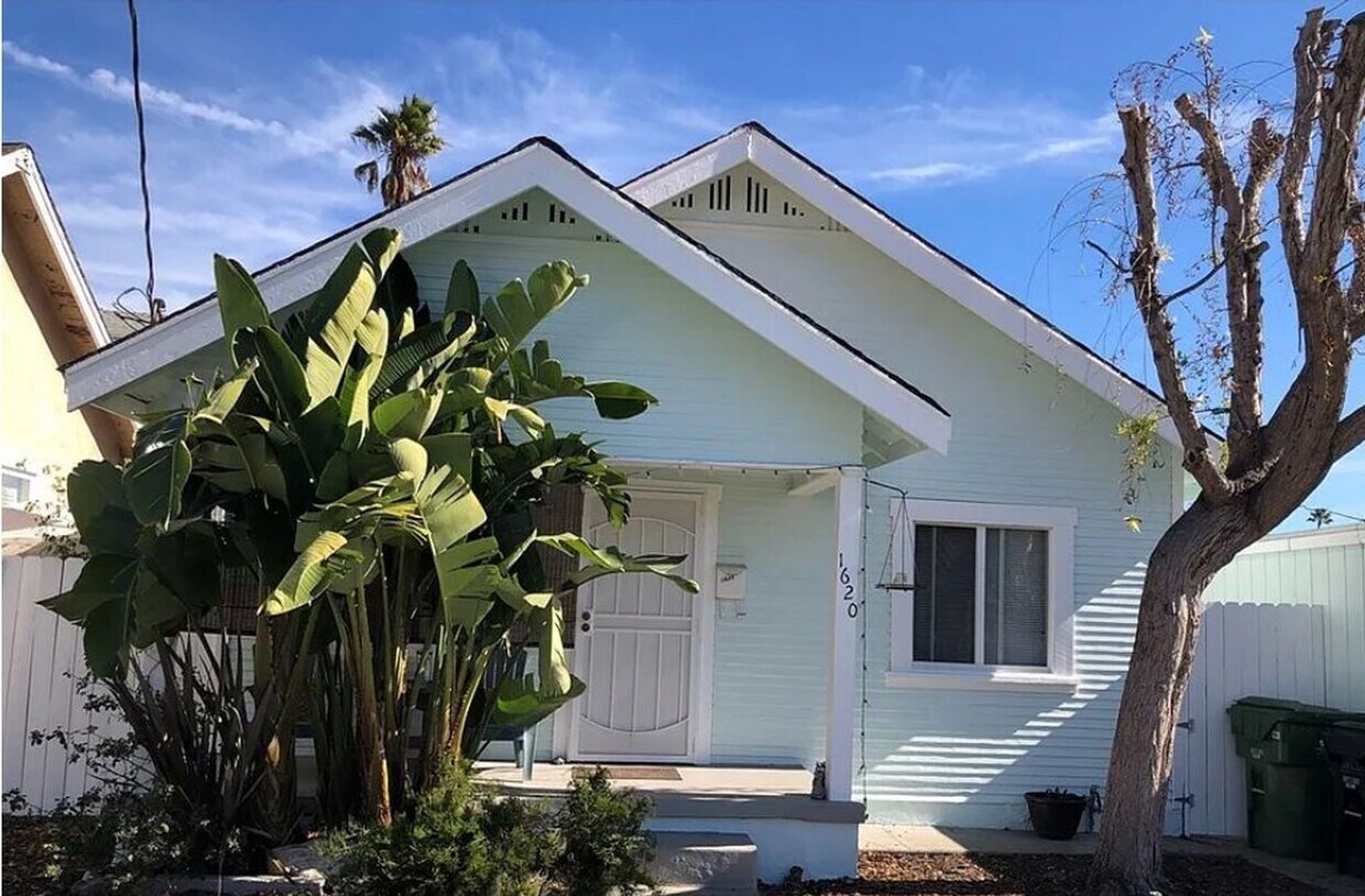 Foto principal - $2,595 - Spacious 2-Bedroom Unit Near the ...