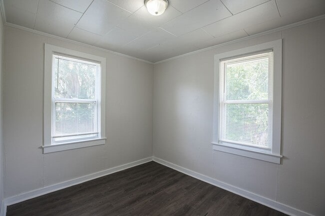 Foto del edificio - Spacious 3 bedroom, 1 Bathroom Upper Level Duplex Apartment