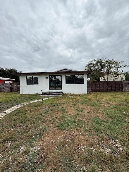 Foto principal - 685 NW 14th St