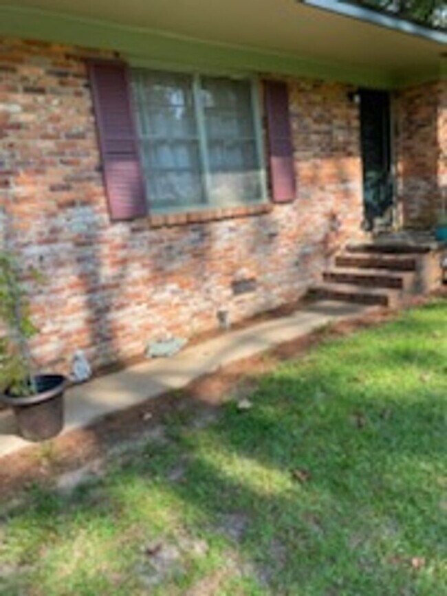 Foto del edificio - 1203 Edgewood Dr