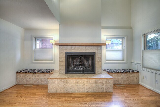 Foto del edificio - 3 Bedroom Townhome Steps from Downtown Bou...