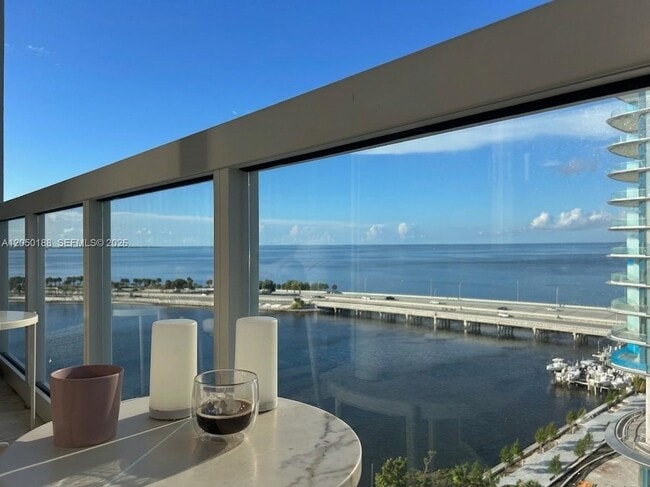 Foto del edificio - 2451 Brickell Ave