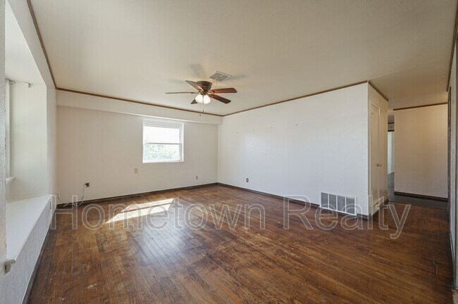 Building Photo - 1805 NE 53rd St