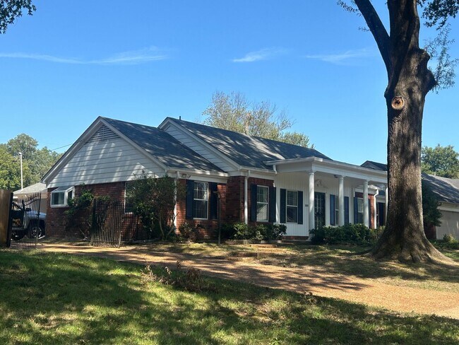 Building Photo - Ranch Style Home with Gated Parking! Avail...
