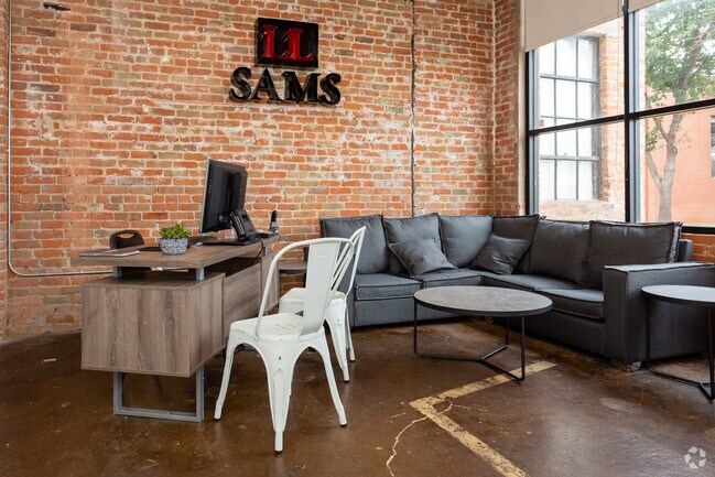 Oficina de arrendamiento - LL Sams Historical Lofts