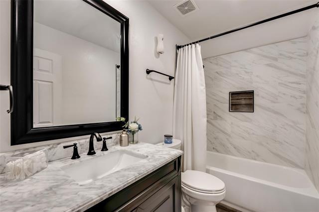 Foto del edificio - 2350 Light Shore Dr