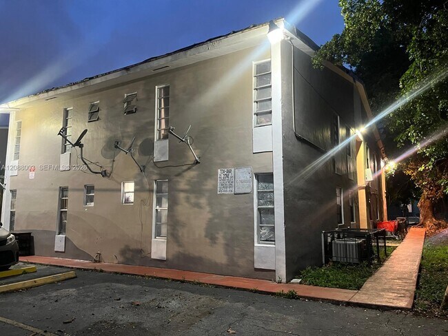 Foto del edificio - 1525 NW 19th Terrace