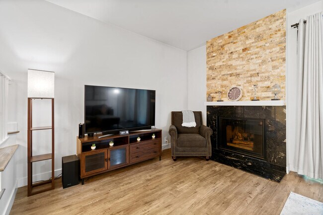 Foto del edificio - 8687 Falmouth Ave