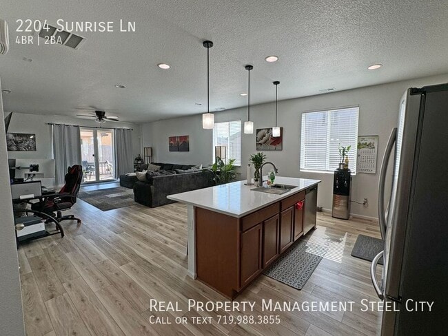 Building Photo - Stunning 4 Bed 2 Bath Home located on the ...