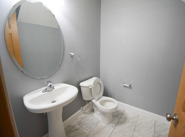 Building Photo - Updated 2 Bed, 1.5 Bath Townhome — Available Immediately