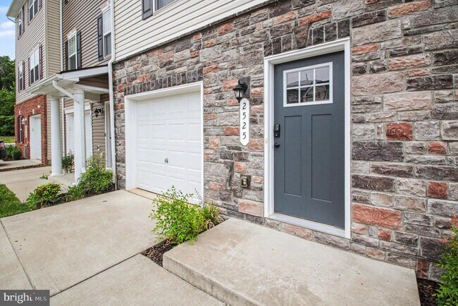 Foto del edificio - 2525 Drake Ln