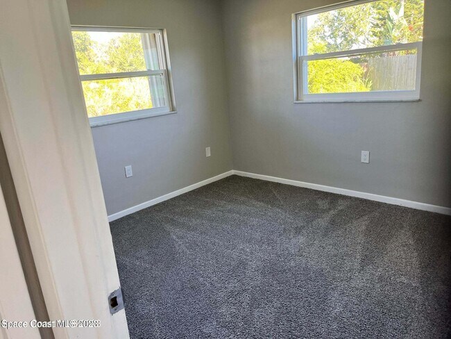 Foto del edificio - 2170 Emerald Ct