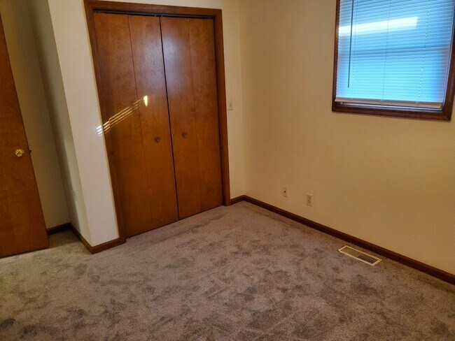 Building Photo - 2 bedroom duplex with 2 car attached garage!