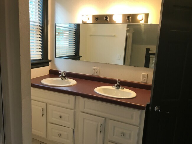 Foto del edificio - 427 W Pleasant St