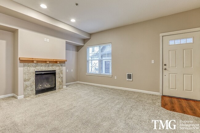 Building Photo - Beautiful Ground Level 1+br Condo ** Water/Sewer/Garbage Included **