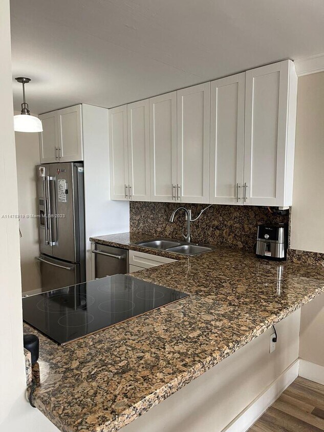 Primary Photo - 6900 Bay Dr