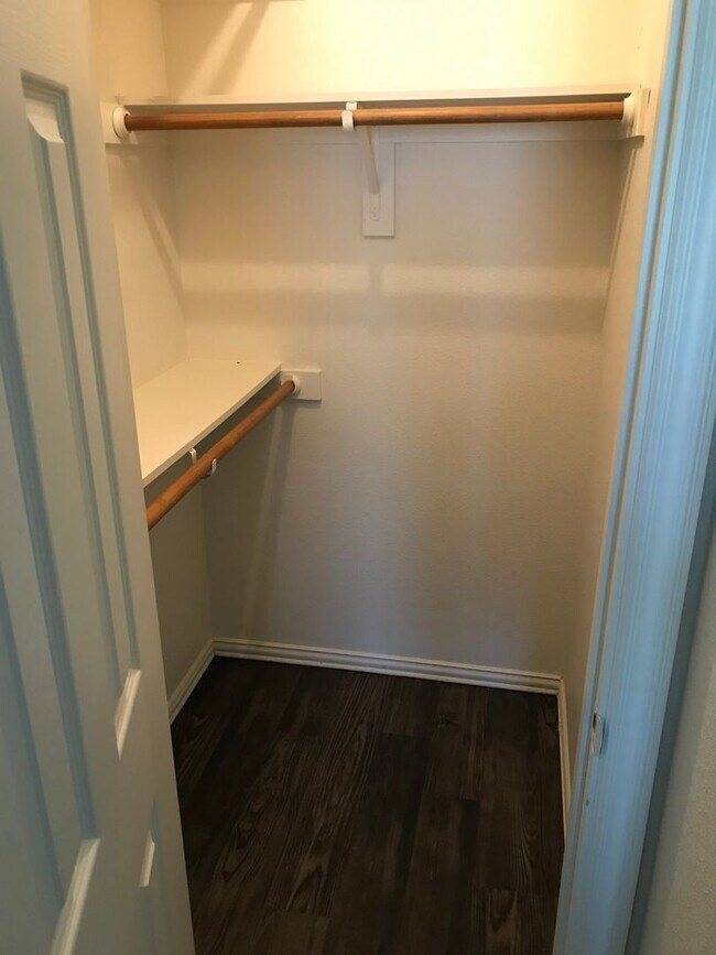 Building Photo - AVAILABLE NOW!!! Charming 3 bed, 2 bath, 1...