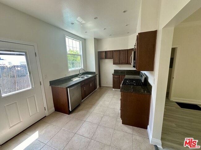 Building Photo - 1760 1/2 N Las Palmas Ave