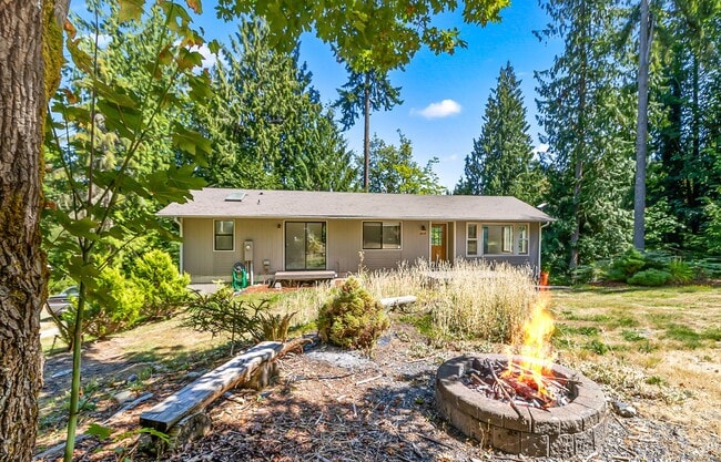 Building Photo - Home on Acreage with Mountain views