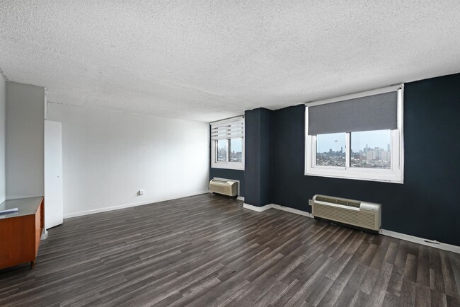 Building Photo - 100 Manhattan Ave