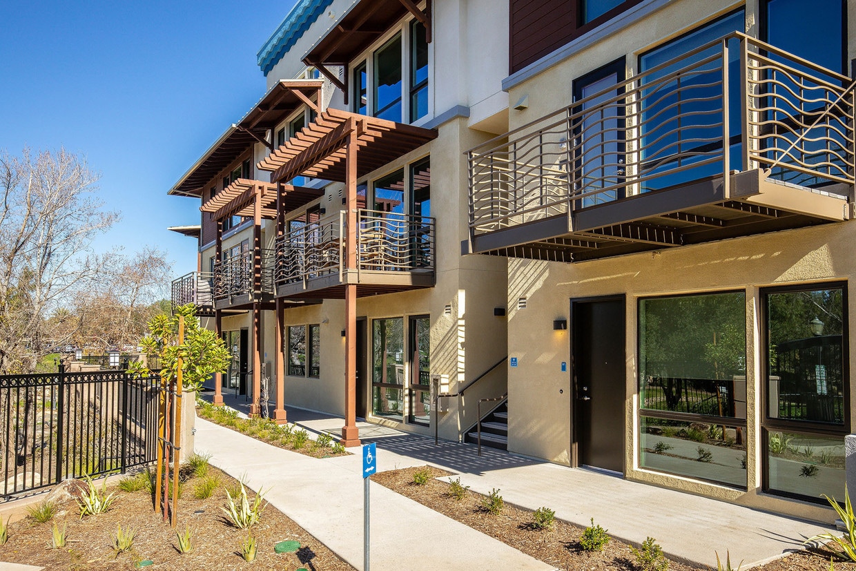 Creekside 215 Vista Village Dr Vista, CA