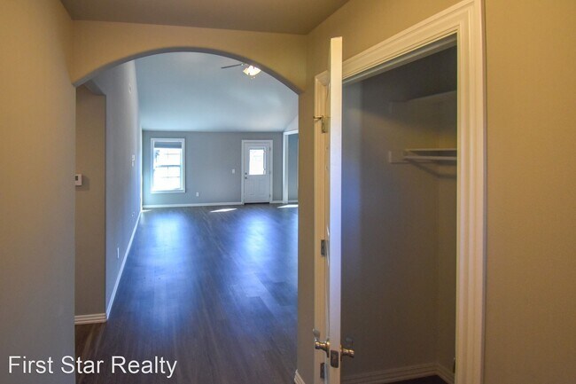 Building Photo - 4 br, 2 bath House - 570 Captain Marshall St